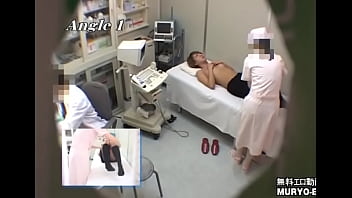 Настойчивый мускулистый парень выставил раком и трахнул японскую студентку