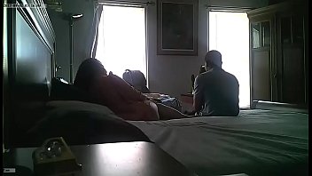 Шлюха-блондинка делает брюнетке куни в процессе однополого порно на кровати